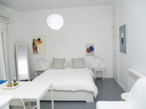 Отель Newly Renovated Apt in Kolonaki  Афины